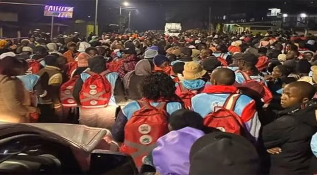 Người dân chen lấn vào sân vận động Kericho. (Nguồn: Waza)