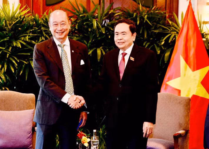 Chủ tịch Quốc hội Trần Thanh Mẫn và Phó Chủ tịch, Tổng Giám đốc điều hành Tập đoàn Ngân hàng United Overseas (UOB) Wee Ee Cheong. Ảnh: daibieunhandan.vn