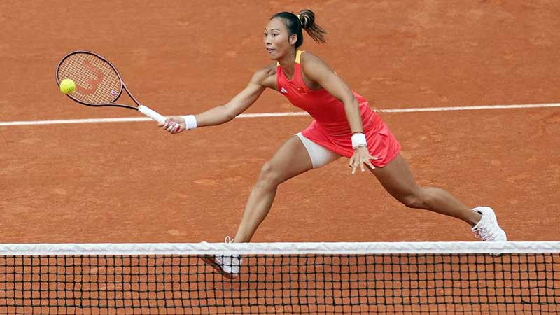Zheng Qinwen đoạt HCV quần vợt đơn nữ đầu tiên cho Trung Quốc trong lịch sử Olympic. (Ảnh XINHUA)