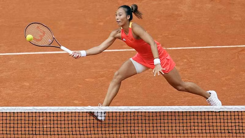 Zheng Qinwen đoạt HCV quần vợt đơn nữ đầu tiên cho Trung Quốc trong lịch sử Olympic. (Ảnh XINHUA)
