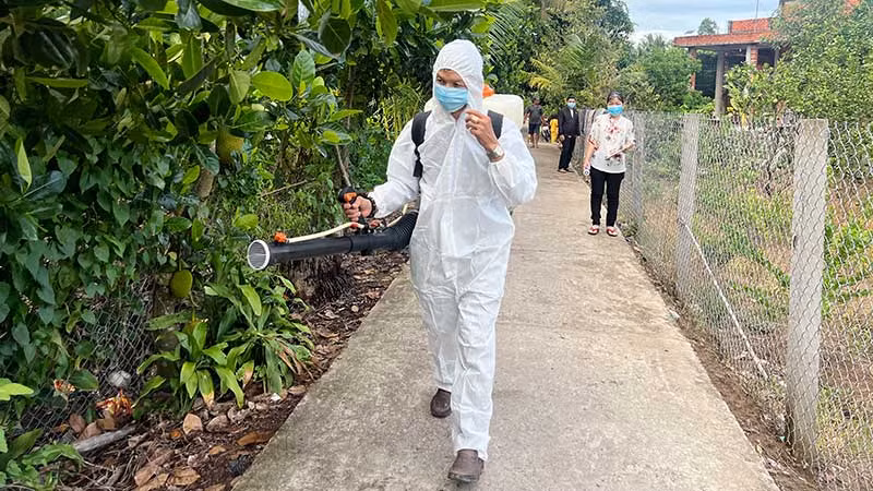 Phun hóa chất diệt muỗi tại ấp Tiên Chánh, xã Tiên Long, huyện Châu Thành (Bến Tre). (Ảnh HOÀNG TRUNG)