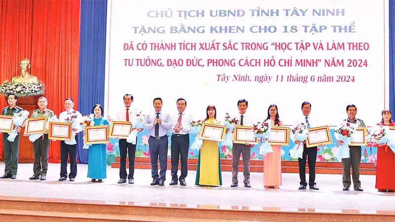 Lãnh đạo tỉnh Tây Ninh trao Bằng khen tặng các gương tiêu biểu.