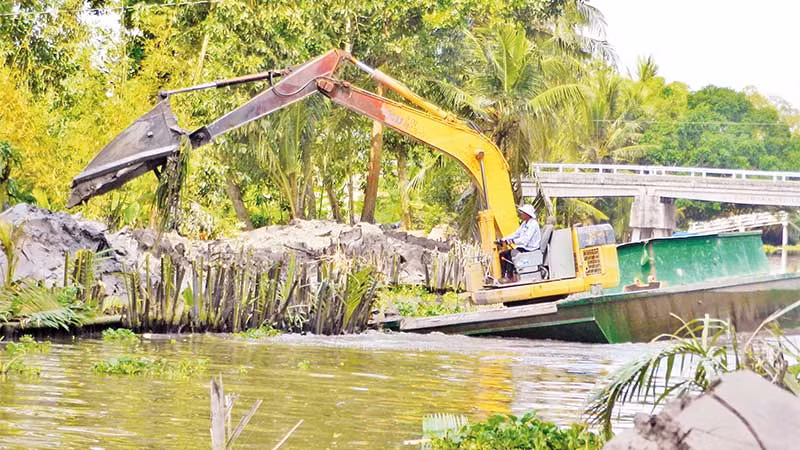 Nạo vét kênh thủy lợi khơi thông dòng chảy và gia cố hệ thống đê bao ở xã Xà Phiên, huyện Long Mỹ, tỉnh Hậu Giang.