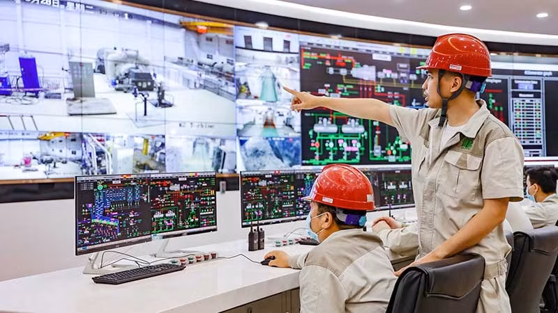 Công nhân Nhà máy điện rác Sóc Sơn (nằm trong Khu liên hợp xử lý chất thải Nam Sơn, huyện Sóc Sơn, thành phố Hà Nội) vận hành quy trình xử lý rác để phát điện. (Ảnh: TRUNG NGUYÊN)