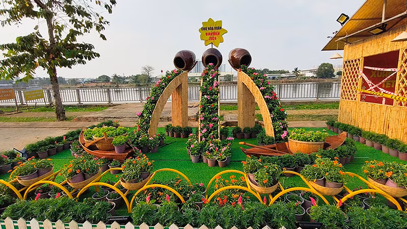 Một tiểu cảnh được bố trí bên cạnh dòng sông Chợ Đệm thơ mộng.