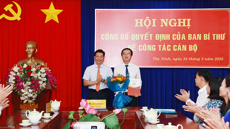 Đồng chí Nguyễn Mạnh Hùng (trái) trao Quyết định của Ban Bí thư chuẩn y đồng chí Phan Huỳnh Quốc Vinh giữ chức Chủ nhiệm Ủy ban Kiểm tra Tỉnh ủy Tây Ninh, nhiệm kỳ 2020-2025.