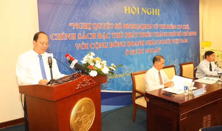 Phó Bí thư Thành ủy thành phố Nguyễn Hồ Hải phát biểu tại hội nghị.