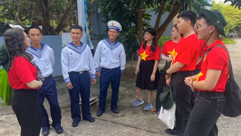 Đại biểu là giảng viên, sinh viên Trường đại học Khoa học Xã hội và Nhân văn Thành phố Hồ Chí Minh thăm hỏi chiến sĩ trên đảo.