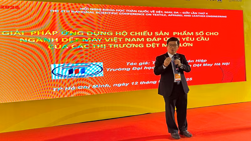 Tiến sĩ Hoàng Xuân Hiệp, Trường đại học Công nghiệp Dệt May Hà Nội, trình bày công trình nghiên cứu