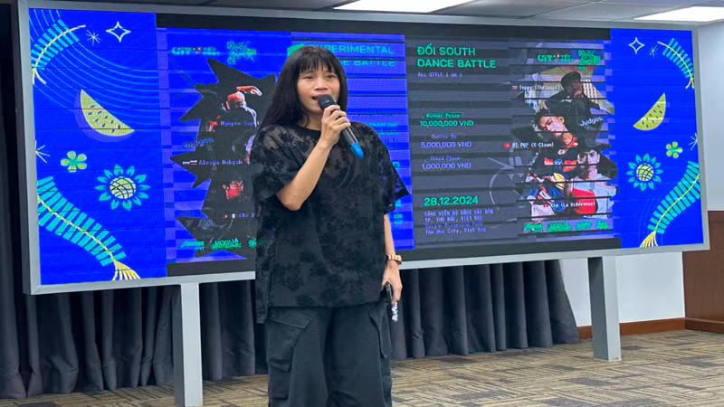 Bà Võ Thủy Tiên (Giám đốc Sáng tạo của Lễ hội) giới thiệu một số tiết mục sáng tạo nghệ thuật trong khuôn khổ lễ hội.