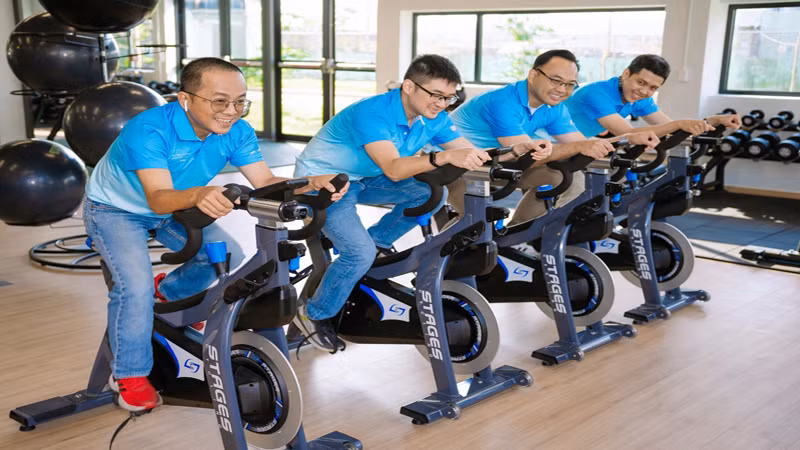 Nhân viên Intel Việt Nam tập luyện thể thao tại Trung tâm giải trí và chăm sóc thể chất Intel Việt Nam.