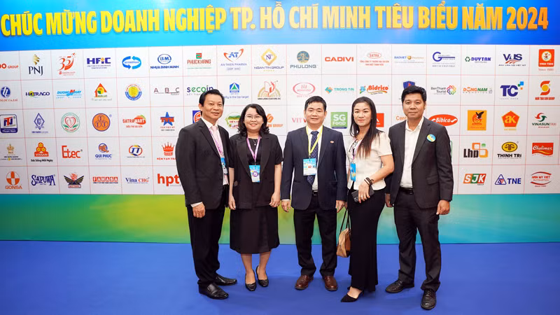 SATRA và các đơn vị thành viên tại lễ trao giải “Doanh nghiệp, Doanh nhân Thành phố Hồ Chí Minh tiêu biểu” năm 2024.