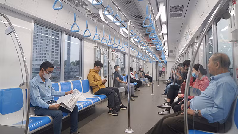 Người dân đi tuyến Metro số 1 để đến nơi làm việc. (Ảnh: THẾ ANH)