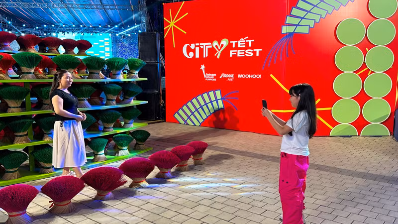 Người dân, khách du lịch chụp ảnh lưu niệm tại lễ hội.