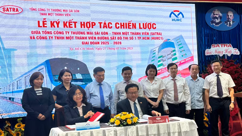 Đại diện SATRA và HURC ký kết thỏa thuận hợp tác chiến lược giai đoạn 2025-2028.