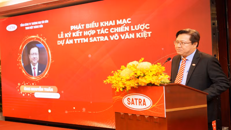 Phó Tổng Giám đốc SATRA Nguyễn Tuấn phát biểu tại buổi lễ ký kết.