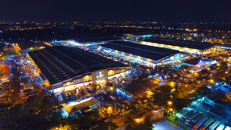 Chợ đầu mối Nông sản Thực phẩm Bình Điền về đêm