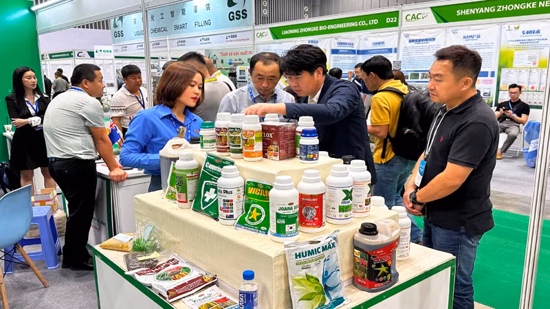 Khách tham quan tìm hiểu sản phẩm hóa chất tại triển lãm.