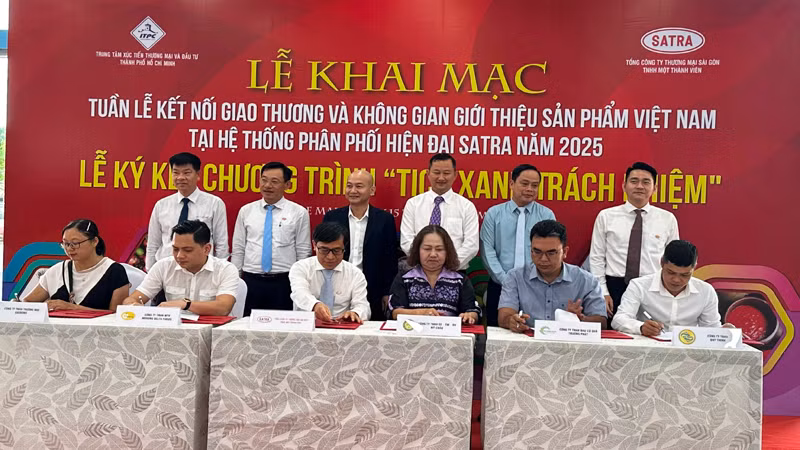 Đại diện SATRA và các doanh nghiệp ký kết biên bản ghi nhớ về hợp tác kinh doanh, tham gia Chương trình “Tick xanh trách nhiệm”.