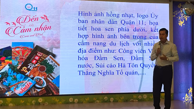 Đại diện Ủy ban nhân dân quận 11 giới thiệu cẩm nang sản phẩm du lịch đặc trưng, điểm đến quận 11
