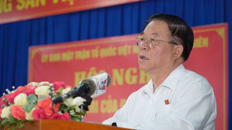 Đồng chí Nguyễn Trọng Nghĩa trả lời kiến nghị của cử tri.