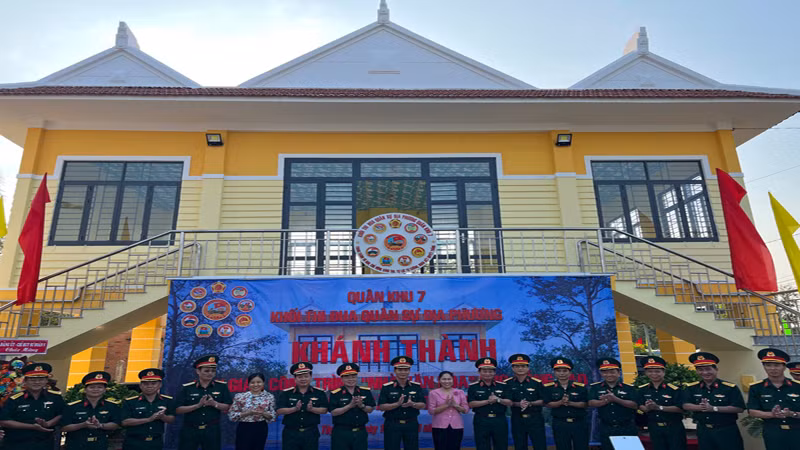 Các đại biểu khánh thành công trình chung Nhà văn hóa Dân tộc Khmer (ấp Xóm Tháp, xã Tân Phong, huyện Tân Biên, tỉnh Tây Ninh)