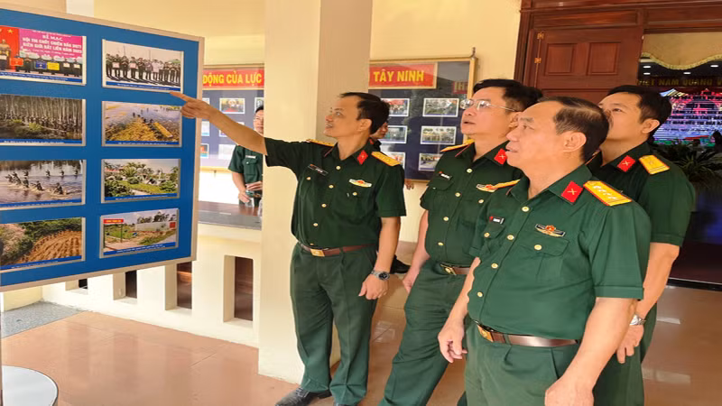 Đại biểu các địa phương trong Khối thi đua tham quan triển lãm ảnh tại hội nghị.