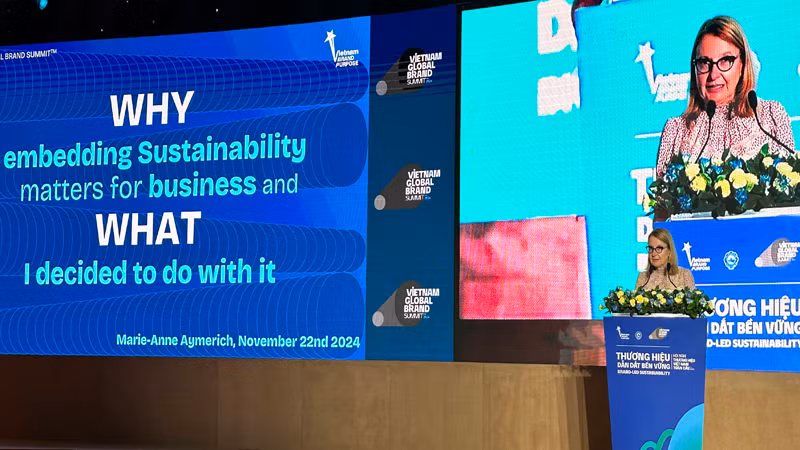 Bà Marie-Anne Aymerich, Chủ tịch Hội đồng Phát triển bền vững Haleo toàn cầu (Pháp) trình bày tham luận tại diễn đàn.