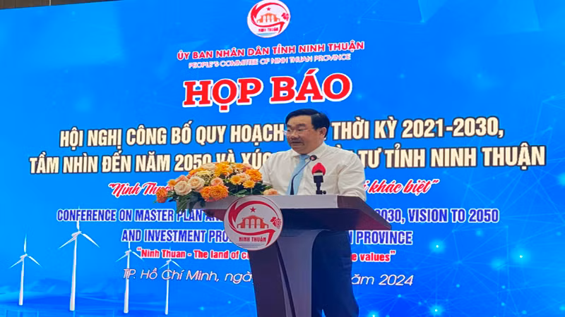 Phó Chủ tịch Ủy ban nhân dân tỉnh Ninh Thuận Trịnh Minh Hoàng giới thiệu nội dung chính của “Hội nghị công bố quy hoạch tỉnh thời kỳ 2021-2030, tầm nhìn đến năm 2050 và xúc tiến đầu tư tỉnh Ninh Thuận”.