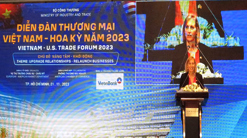 Bà Susan Burns, Tổng Lãnh sự Hoa Kỳ tại Thành phố Hồ Chí Minh phát biểu tại diễn đàn.
