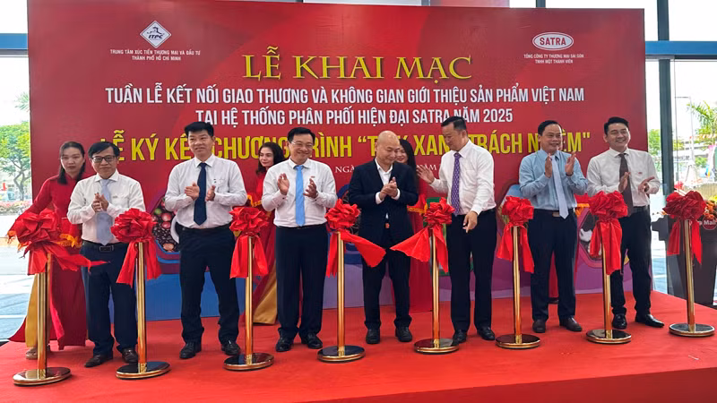 Các đại biểu thực hiện nghi thức khai mạc chương trình.
