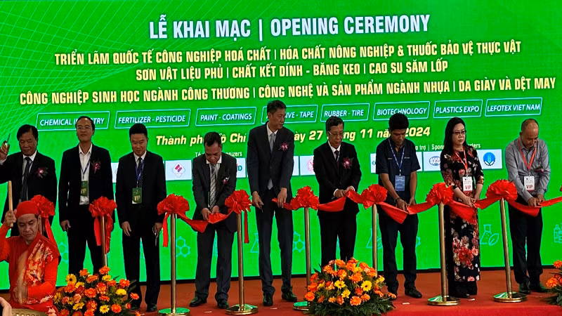 Các đại biểu thực hiện nghi thức khai mạc các triển lãm.