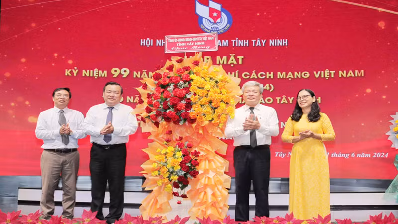 Phó Bí thư Thường trực Tỉnh ủy Tây Ninh Phạm Hùng Thái (thứ hai từ trái sang) tặng hoa chúc mừng đội ngũ báo chí tỉnh Tây Ninh tại buổi họp mặt kỷ niệm Ngày Báo chí cách mạng Việt Nam 21/6/2024.