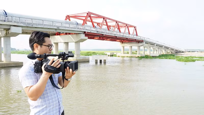 Phóng viên Báo Tây Ninh tác nghiệp tại hiện trường.