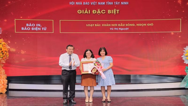 Đồng chí Phó Bí thư Thường trực Tỉnh ủy Tây Ninh Phạm Hùng Thái và đồng chí Trưởng Ban Tuyên giáo Tỉnh ủy Tây Ninh Nguyễn Thị Xuân Hương trao bằng khen cho phóng viên báo Tây Ninh nhân một sự kiện.