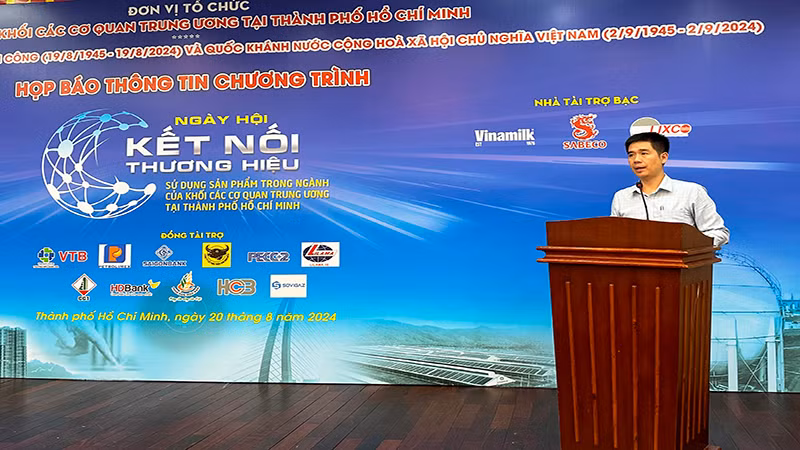Đồng chí Cao Văn Đức, Trưởng Ban Tuyên giáo Đảng ủy Khối, giới thiệu những nội dung chính của Ngày hội