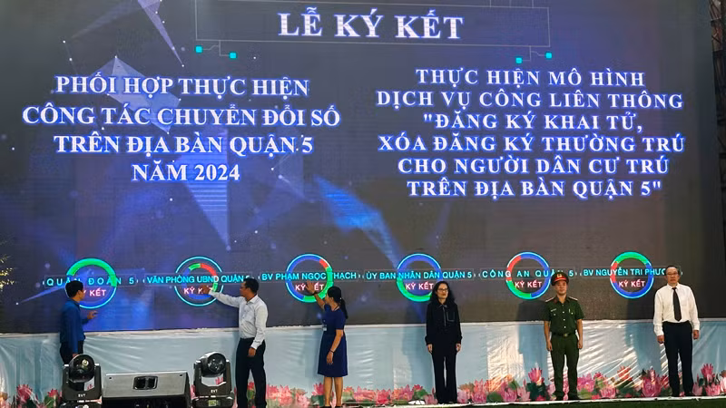 Ủy ban nhân dân quận 5, Công an quận 5 và Bệnh viện Phạm Ngọc Thạch, Bệnh viện Nguyễn Tri Phương ký kết liên tịch về thực hiện dịch vụ công trực tuyến.