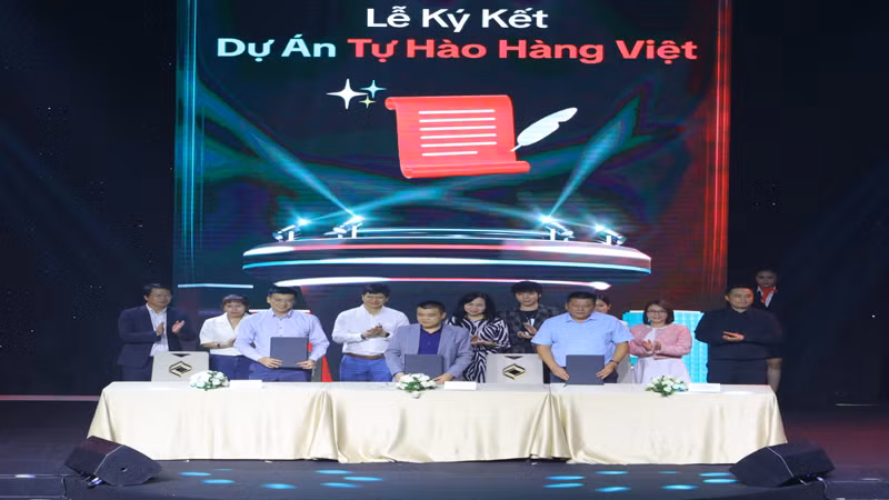 Đại diện Báo Nhân Dân, Truyền hình Quốc hội và TikTok Việt Nam ký kết biên bản ghi nhớ hợp tác