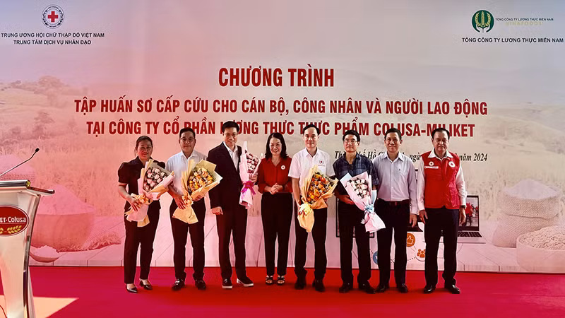 Đồng chí Bùi Thị Hòa, Bí thư Đảng đoàn, Chủ tịch Trung ương Hội Chữ thập đỏ Việt Nam tặng hoa cho các thành viên tham gia lớp tập huấn