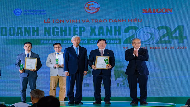 Ông Lâm Quốc Thanh, Tổng Giám đốc SATRA nhận danh hiệu “Doanh nghiệp xanh Thành phố Hồ Chí Minh” năm 2024