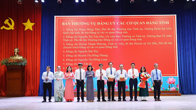 Lãnh đạo tỉnh Tây Ninh trao quyết định bổ nhiệm cán bộ.