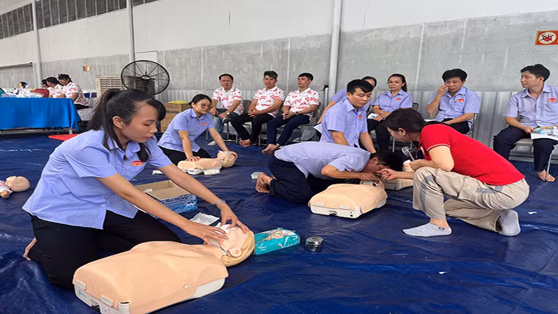 Các nhân viên y tế của Trung tâm Dịch vụ Nhân đạo tập huấn sơ cứu cho người lao động Công ty cổ phần Lương thực-Thực phẩm Colusa-Miliket 