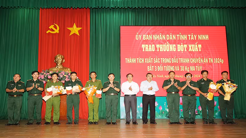 Lãnh đạo tỉnh Tây Ninh khen thưởng Ban chuyên án.