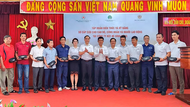 Trung tâm Dịch vụ Nhân đạo tặng túi sơ cấp cứu cho người lao động Công ty Bột mì Bình Đông.