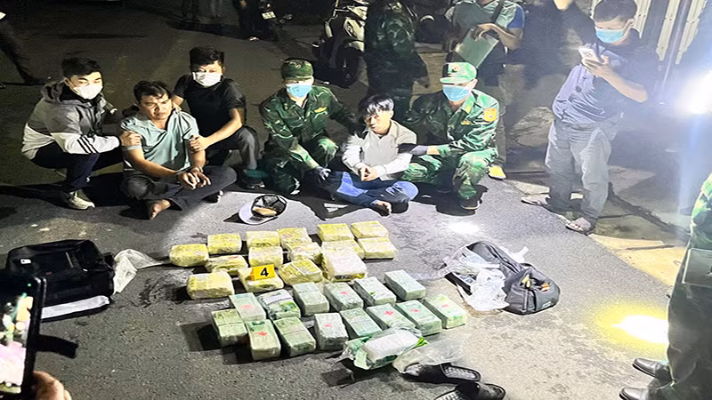 Bắt quả tang hai đối tượng Trần Văn Sướng và Lý Minh Thương.