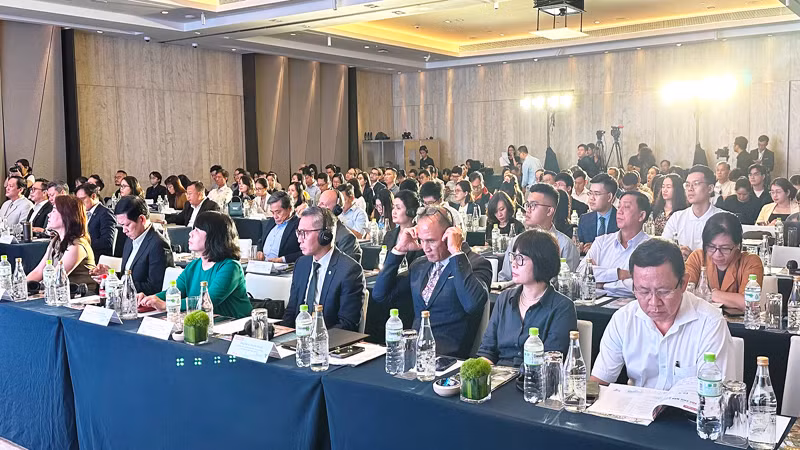 Quang cảnh diễn đàn.