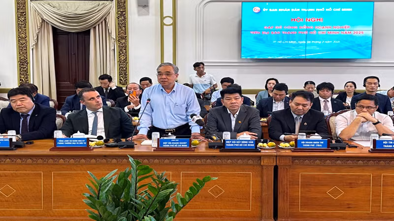 Chủ tịch Hiệp hội Doanh nghiệp thành phố (HUBA) Nguyễn Ngọc Hòa nêu kiến nghị tại buổi gặp gỡ.