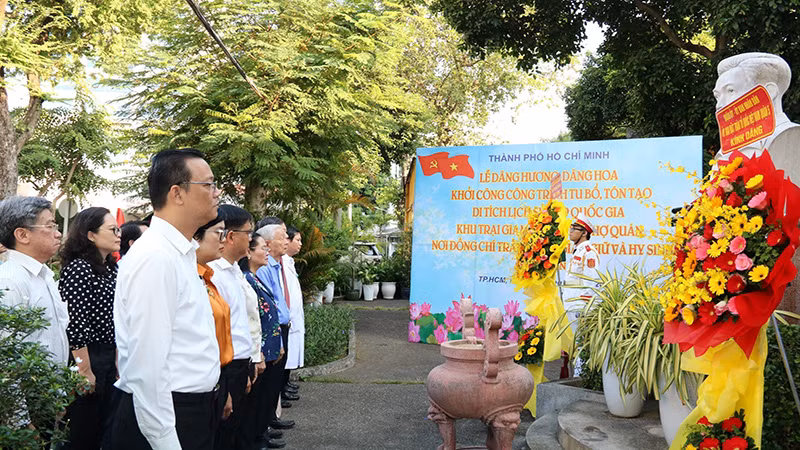 Các đại biểu Thành phố Hồ Chí Minh dâng hoa, dâng hương tưởng niệm đồng chí Trần Phú tại Khu trại giam Bệnh viện Chợ Quán sáng 28/12.