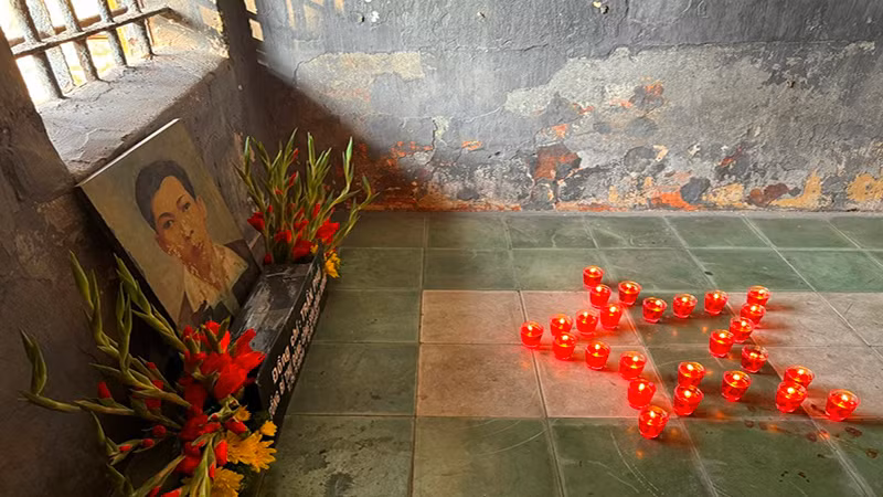 Di ảnh, bàn thờ đồng chí Trần Phú trong Khu trại giam Bệnh viện Chợ Quán.