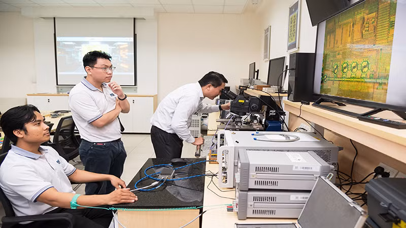 Giảng viên và sinh viên tại Phòng thí nghiệm vi mạch và hệ thống cao tầng Trường đại học Bách Khoa (thuộc Đại học Quốc gia Thành phố Hồ Chí Minh).
